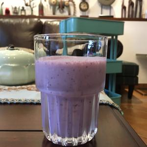 属于夏天的果汁—犹如巧克力一般丝滑细腻的💗香蕉蓝莓奶昔💗的做法 步骤4