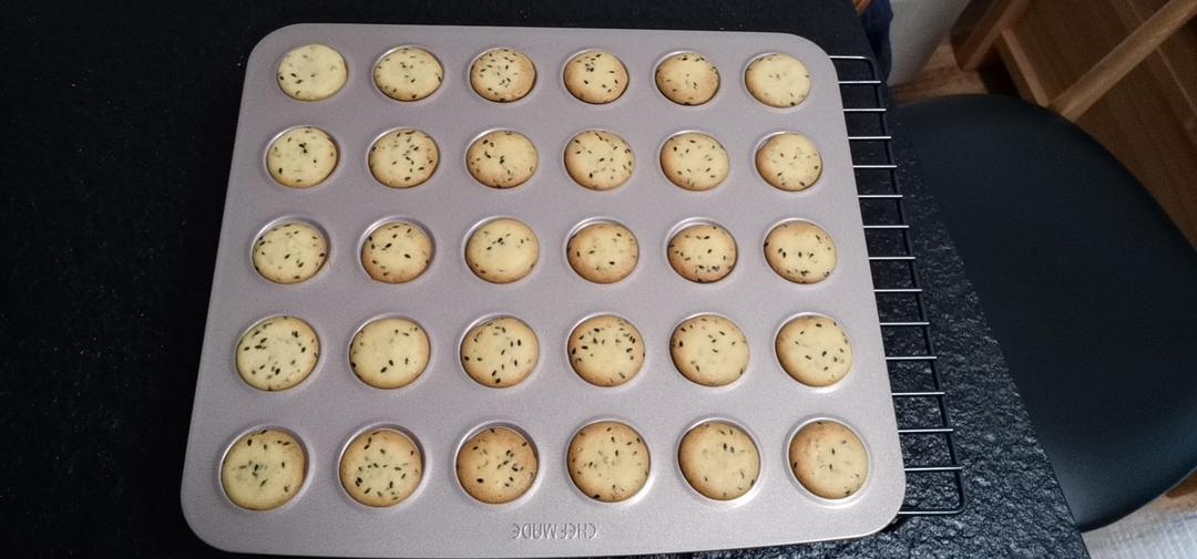 小时候的味道 — 芝麻鸡蛋薄脆饼干