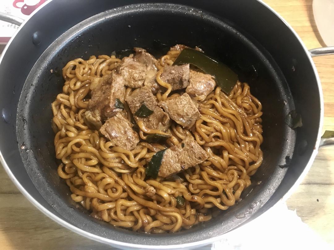 《寄生虫》韩牛炸酱面