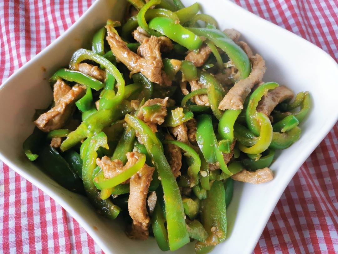 经典的家常菜，青椒炒肉丝，简单的食材也能做出如此美味