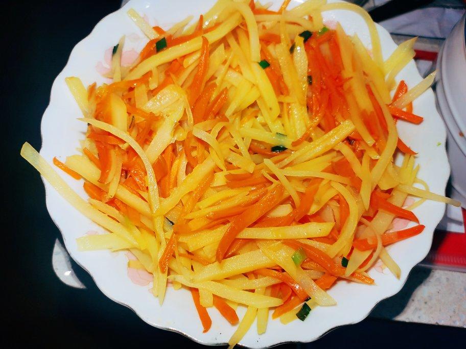 被医学耽误的厨娘做的土豆丝炒胡萝卜丝