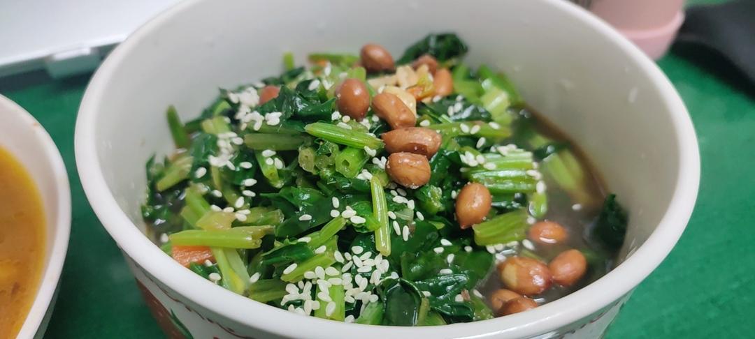 解馋减脂餐！酸辣开胃又下饭的菠菜拌金针菇