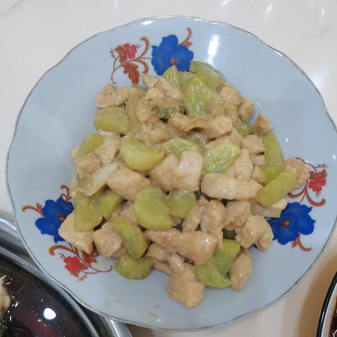 清爽好吃！低脂美味～黄瓜炒鸡胸肉丁