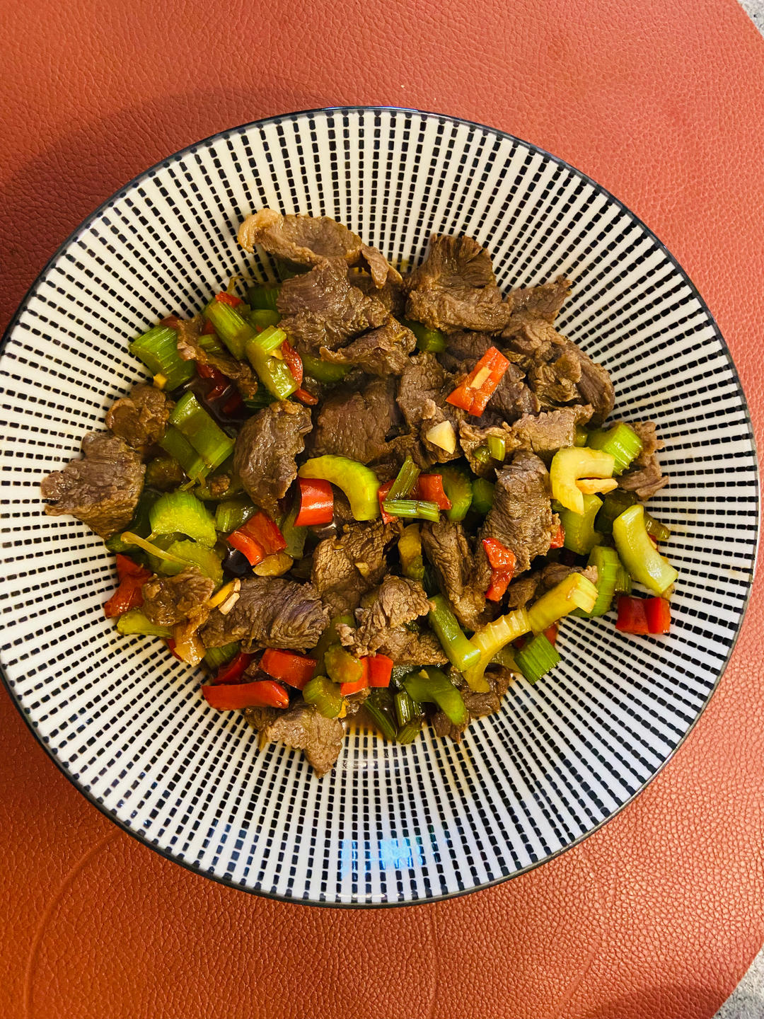 好吃到邻居敲门蹭饭的芹菜炒牛肉！