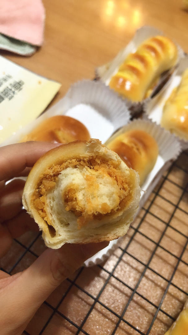 咸蛋黄肉松/香葱肉松软面包（两种口味）