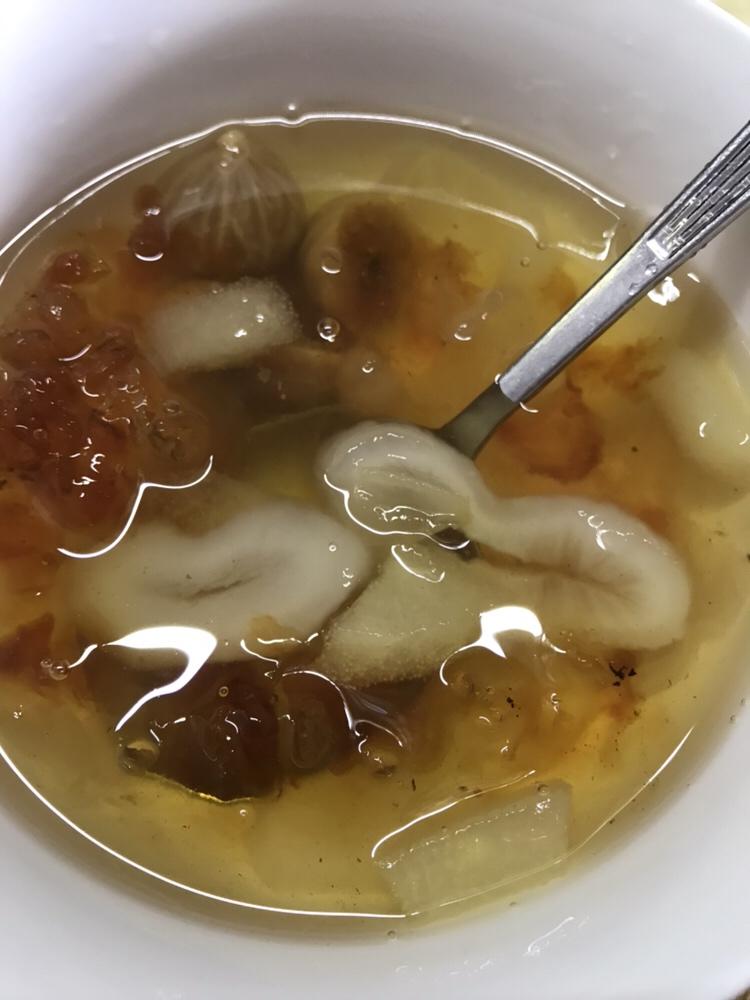 雪梨海底椰无花果桃胶雪莲子糖水的做法