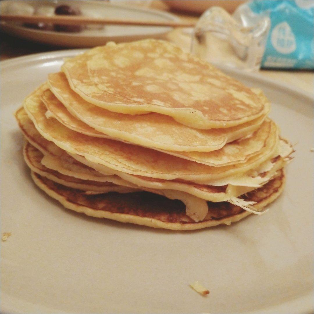 【酸奶松饼yogurt pancake】，搭上黑莓果酱和枫糖的美味。