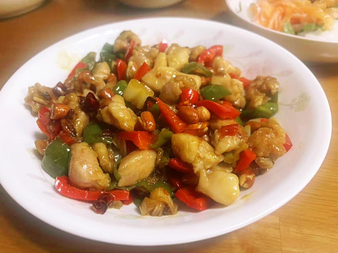 〈宫保鸡丁〉，小时候最爱的菜之一，郫县豆瓣酱版。欣小厨 😉