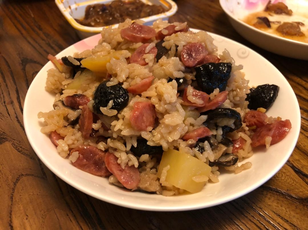 腊肠土豆香菇焖饭