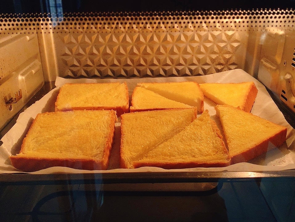 甜滋滋的蜂蜜黄油烤吐司面包