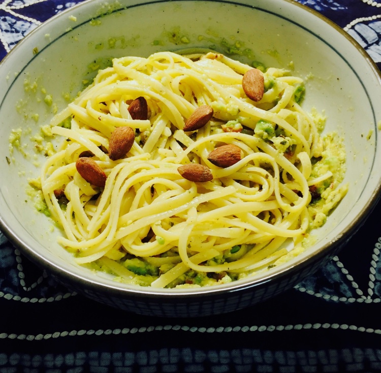 chezsuzzie做的牛油果酱全麦意面