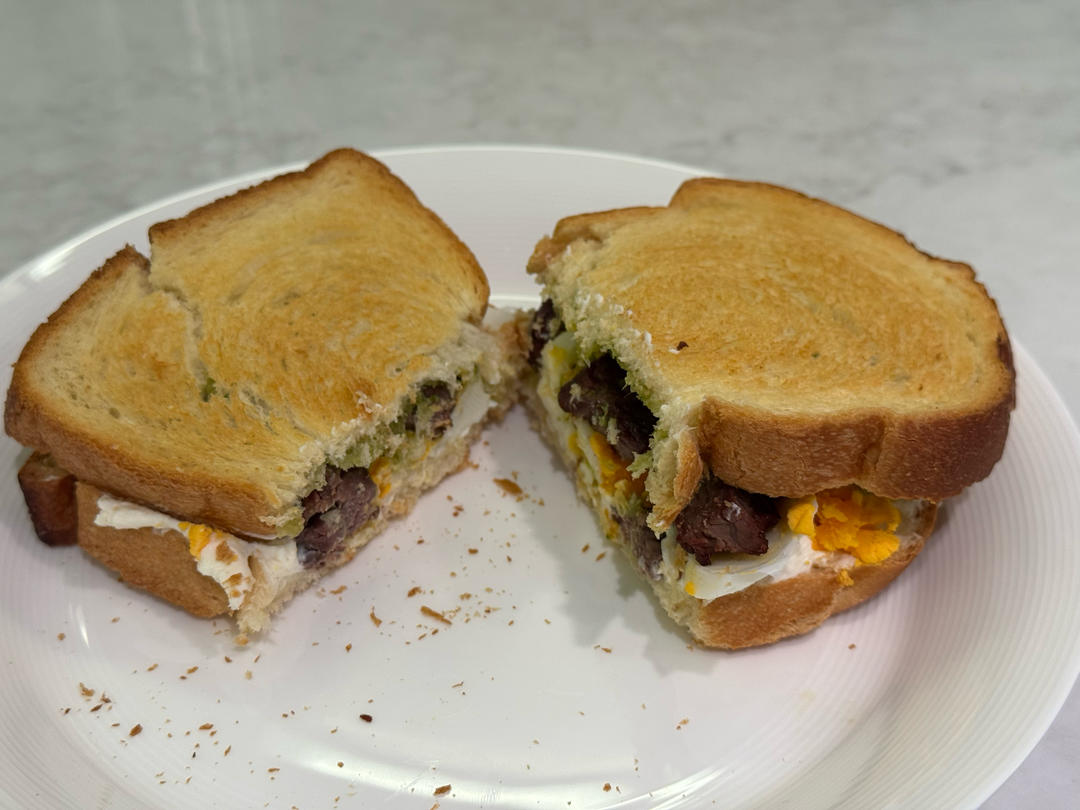 鸡蛋牛肉三明治