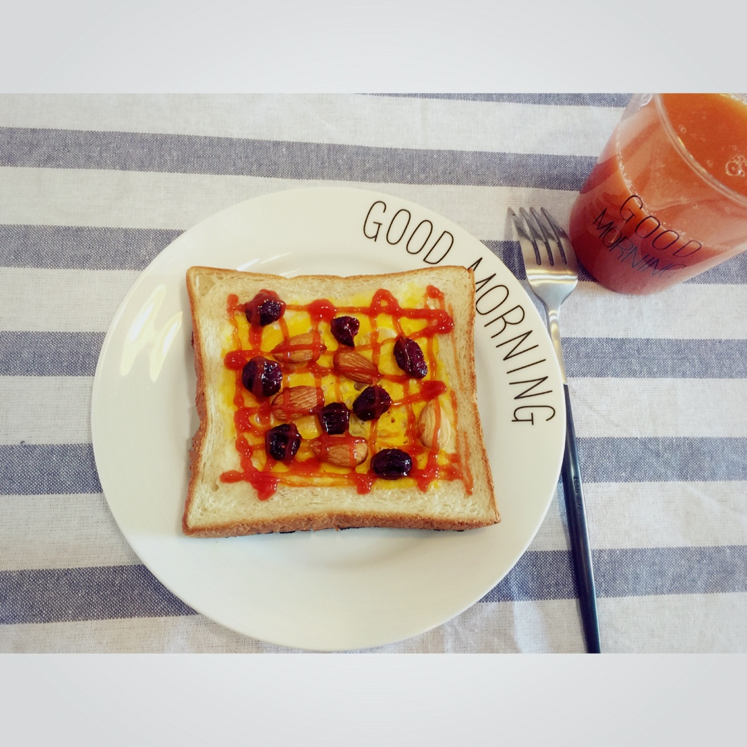 土司煎蛋 Egg-in-a-hole