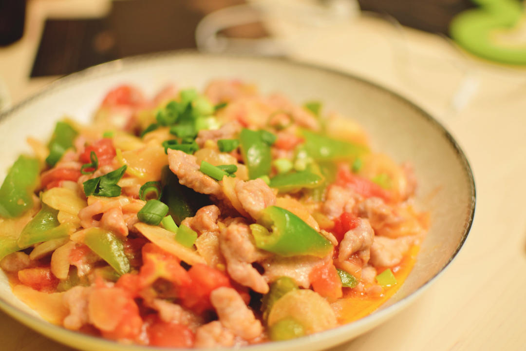 鲜美下饭菜：西红柿泡姜丝炒肉片