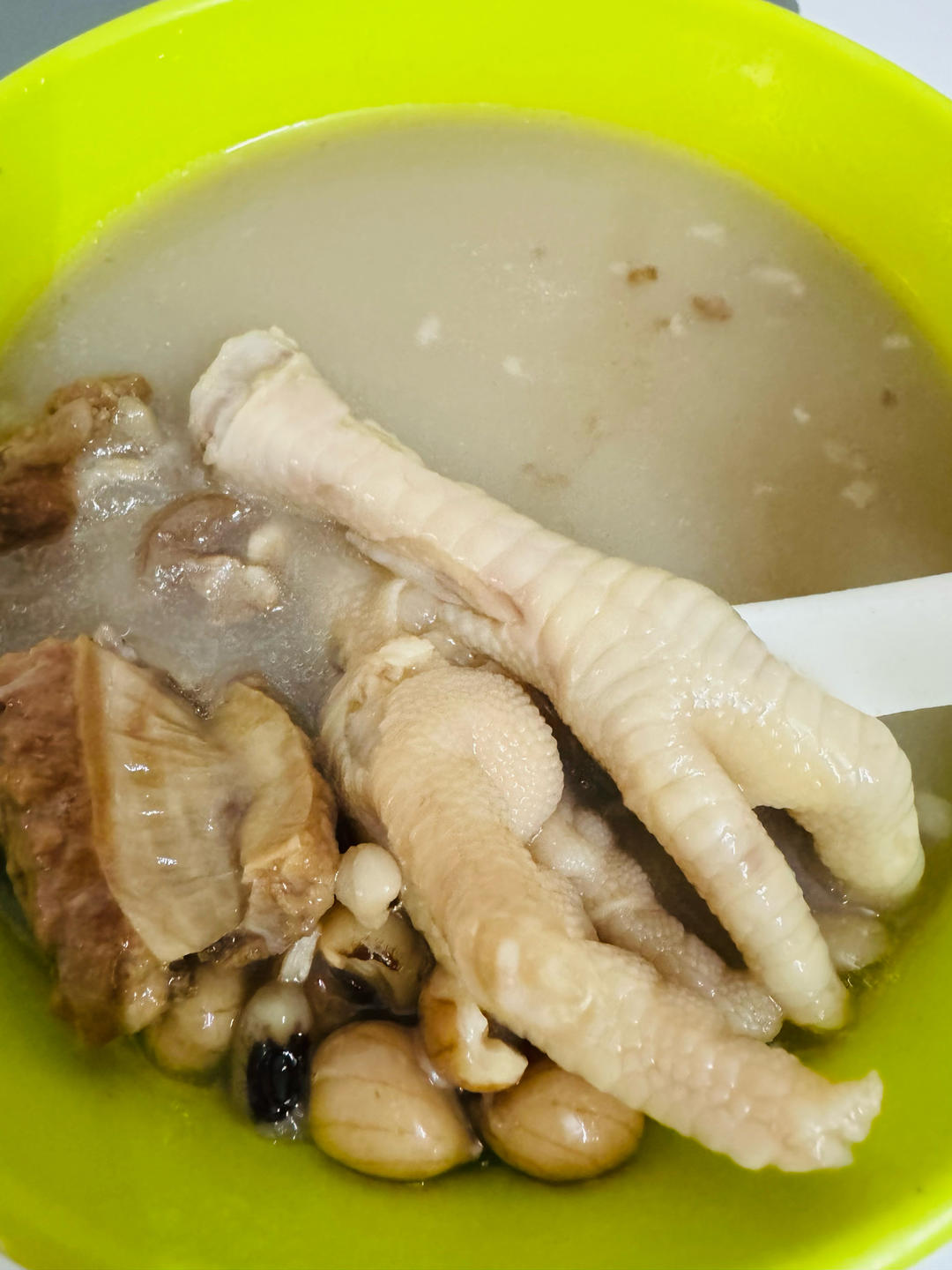 初夏的去湿补肾汤—眉豆花生煲鸡脚