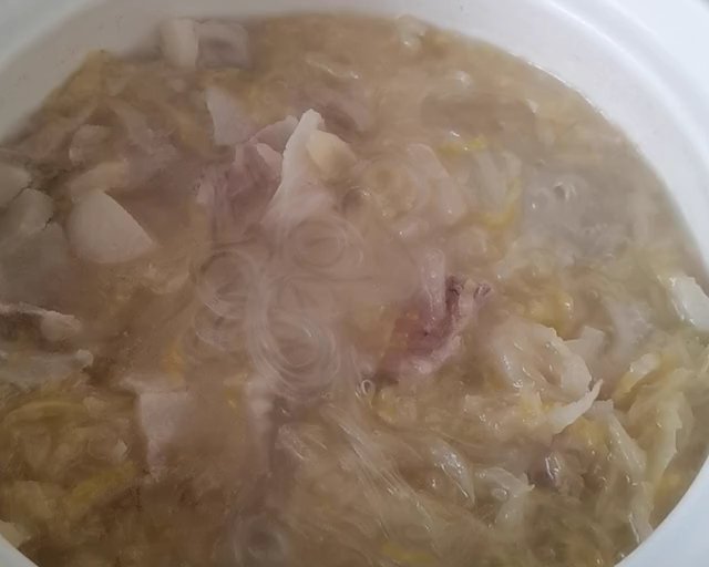 适合汤泡饭的砂锅酸菜粉丝汆白肉的做法