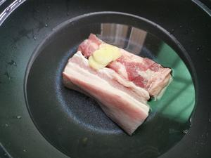 在家做简单的下饭菜，五花肉先煮一煮，炒出来不油不腻的做法 步骤3
