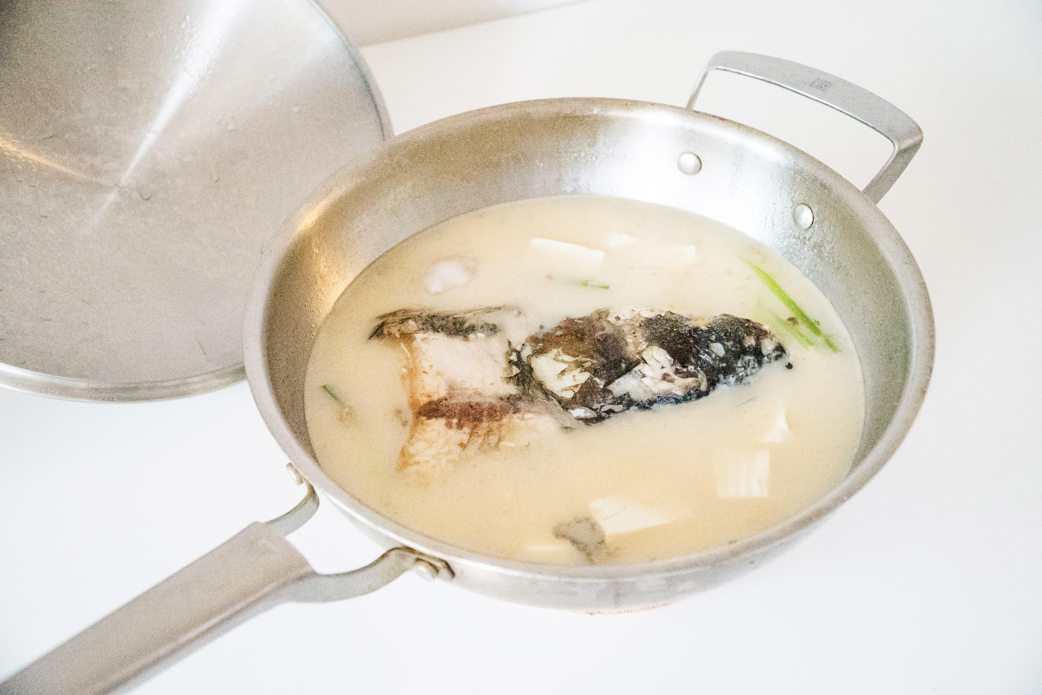 奶色鱼头豆腐汤的做法 步骤5