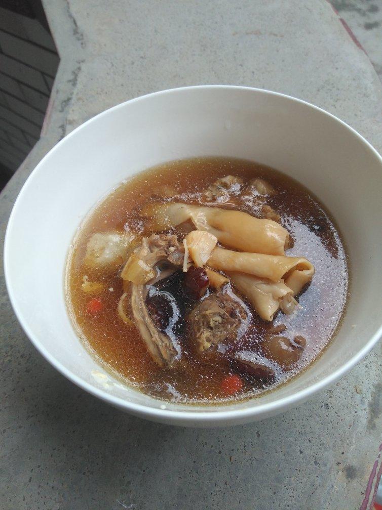 补气血补胶原蛋白的参茸花胶汤