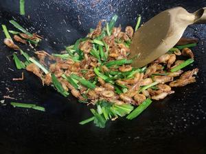 韭菜炒小河虾（香酥小河虾）的做法 步骤11