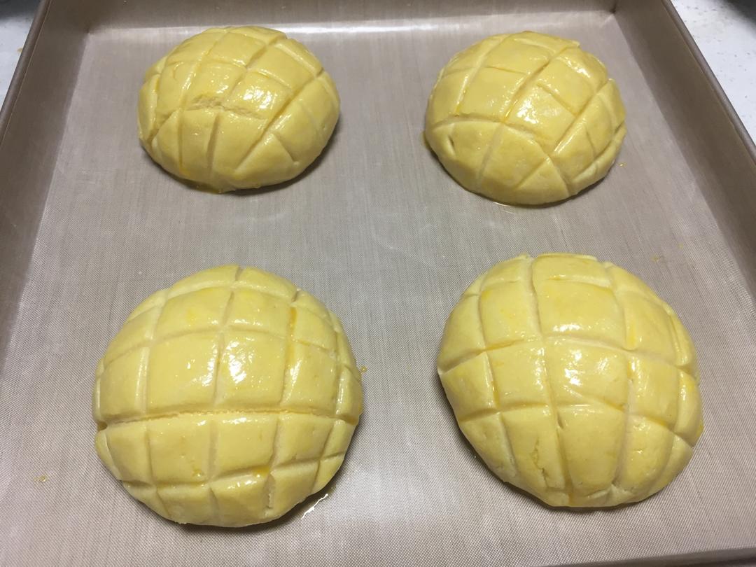 好吃到炸裂的港式菠萝包（附带制作酥皮的小视频）