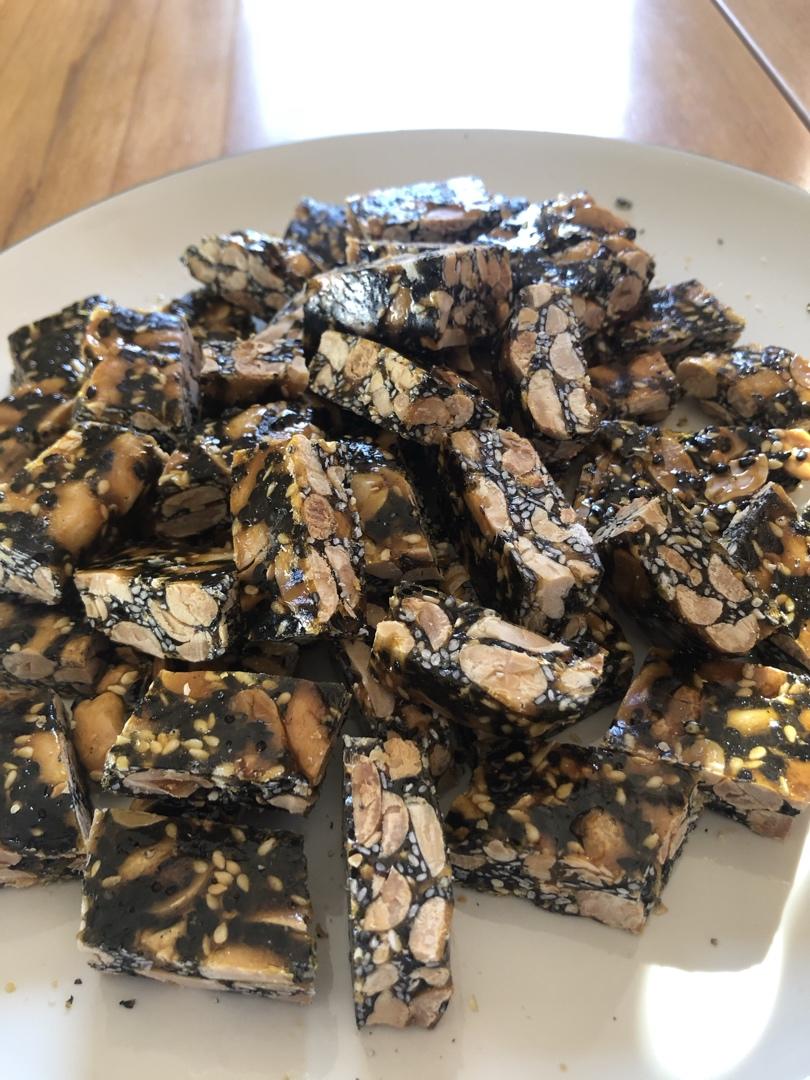 无敌好吃的芝麻花生糖