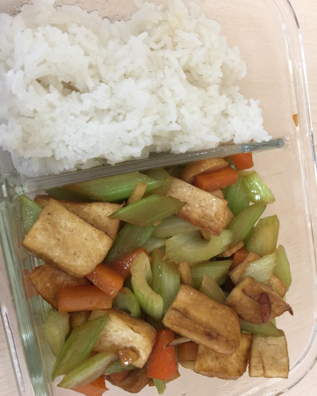 素菜：芹菜炒豆腐干