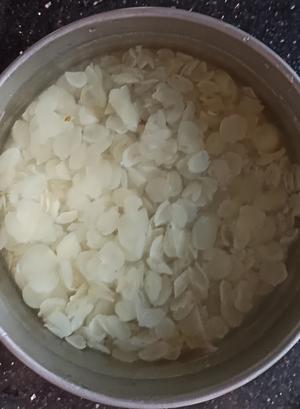 桃胶皂角米川贝百合雪耳炖冰糖的做法 步骤2