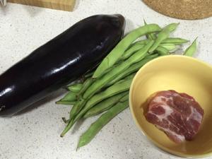 《昨日的美食》之茄子、四季豆跟猪肉的煮物的做法 步骤2