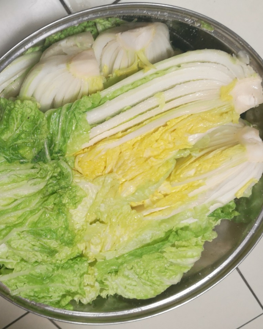 冬天里的一抹红-韩式辣白菜的做法 步骤1