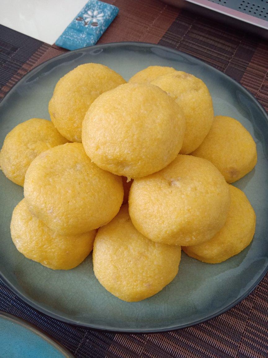 吃货丽丽经理做的玉米面菜团子