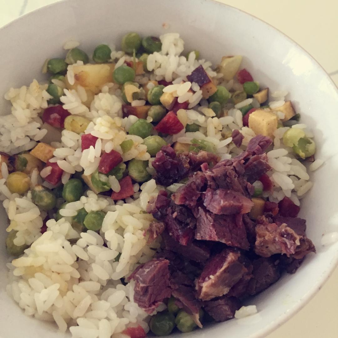 香喷喷滴😋“香肠豌豆洋芋焖饭”