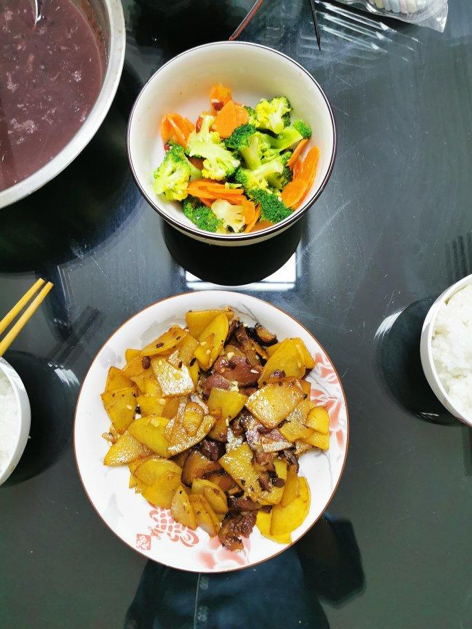 土豆片炒腊肉