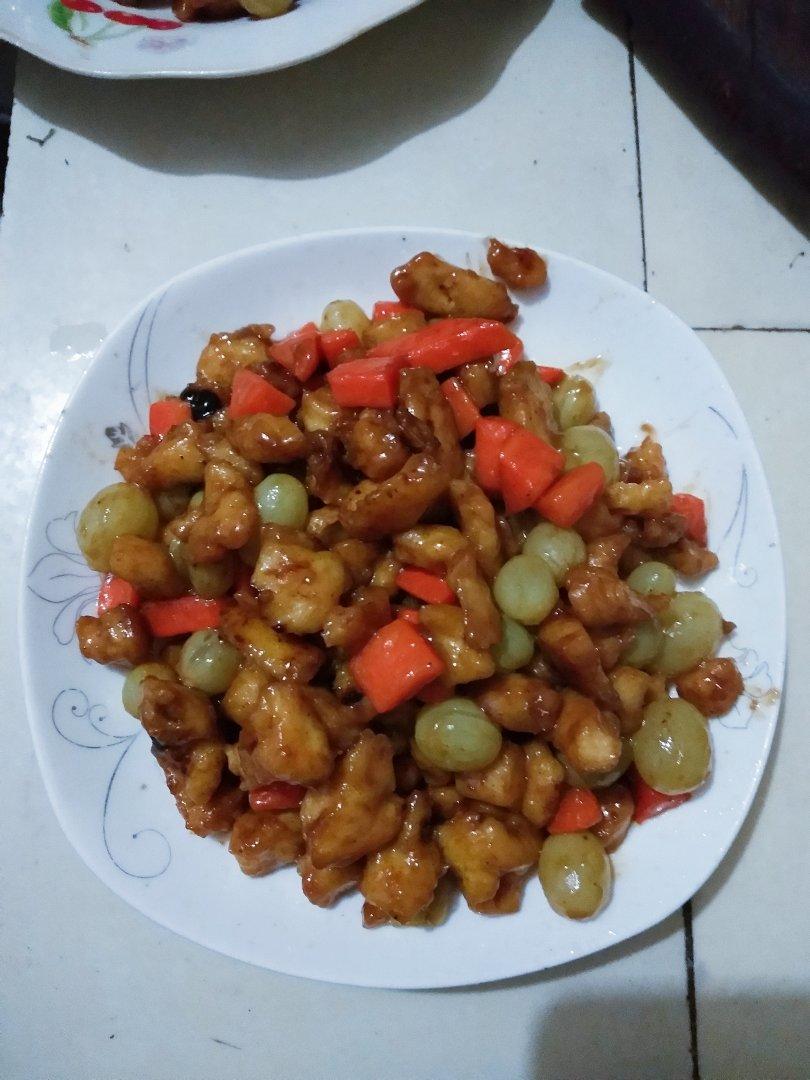 秦家有三宝做的葡萄鸡丁