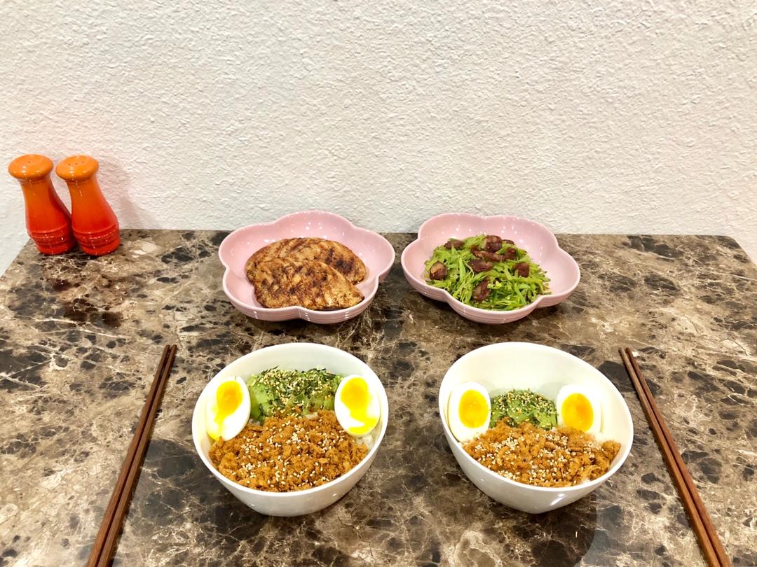 牛油果海苔肉松拌饭