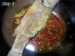 香辣豆豉干烧鲈鱼的做法 步骤5