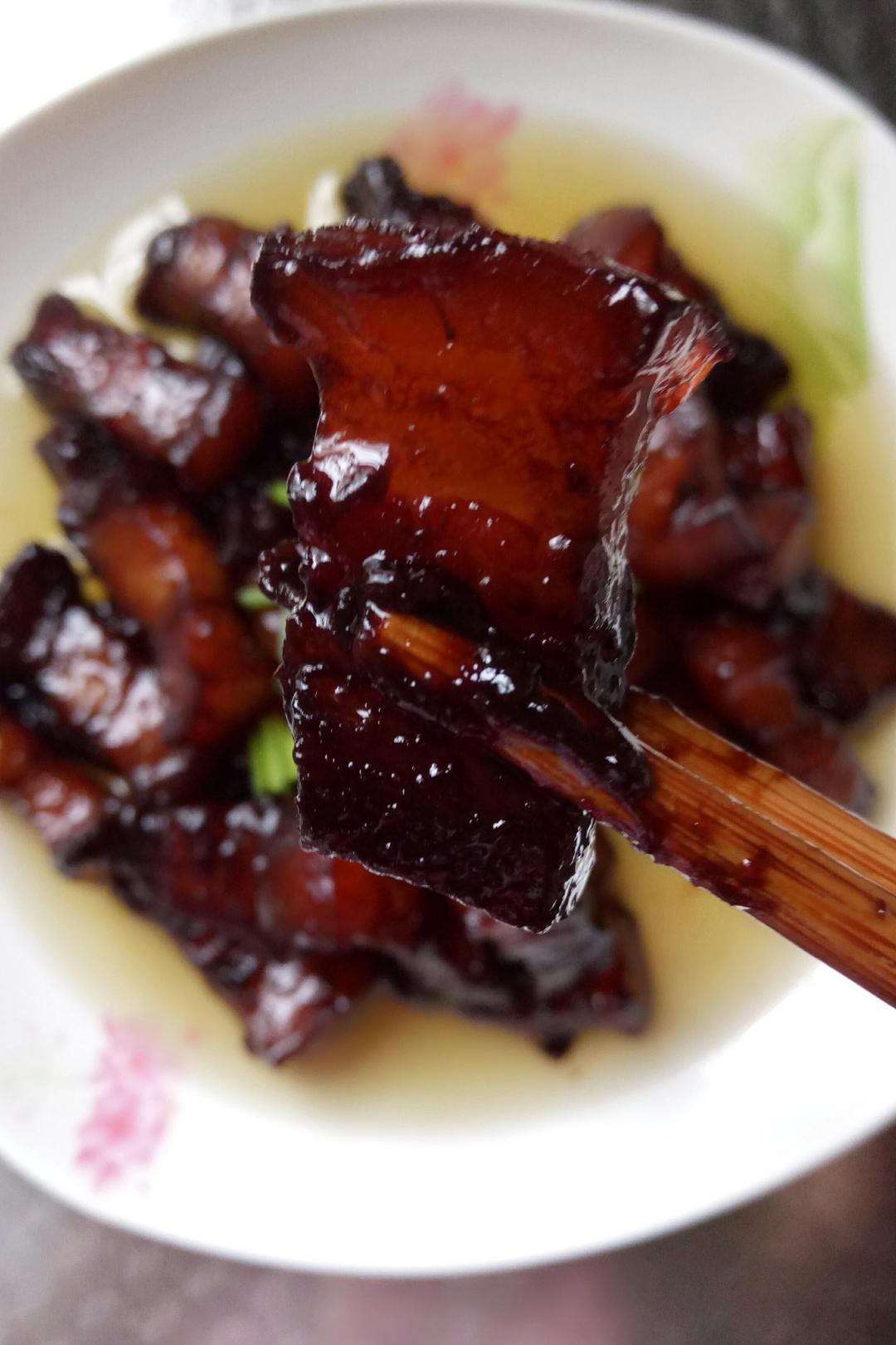 洼老人做的吃着碗里望着锅里的红烧肉