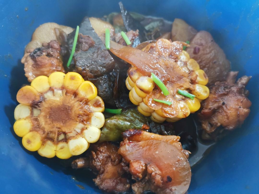 巨下饭的鲜虾鸡翅玉米煲