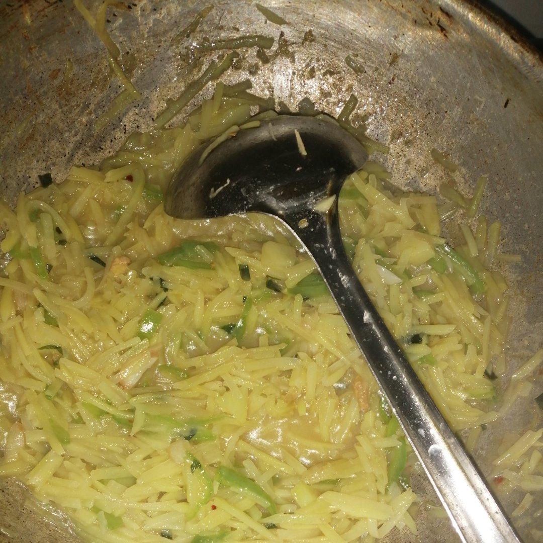 饭馆后厨偷学的酸辣土豆丝