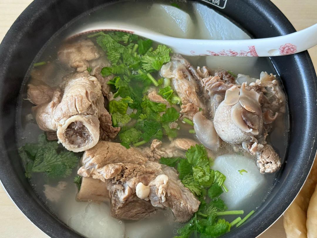 办公室白萝卜棒骨汤