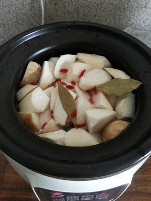 玉米鲍菇排骨汤的做法 步骤5