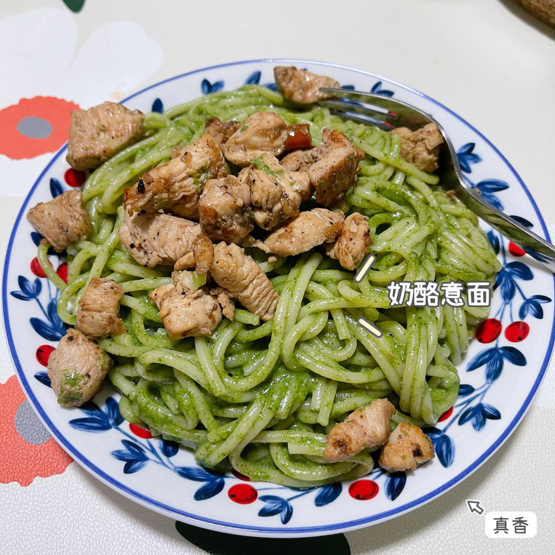 啥也不说了！太好吃啦！闷头三口两口就吃完——菠菜绿芥末奶酪青酱辣鸡肉意大利面