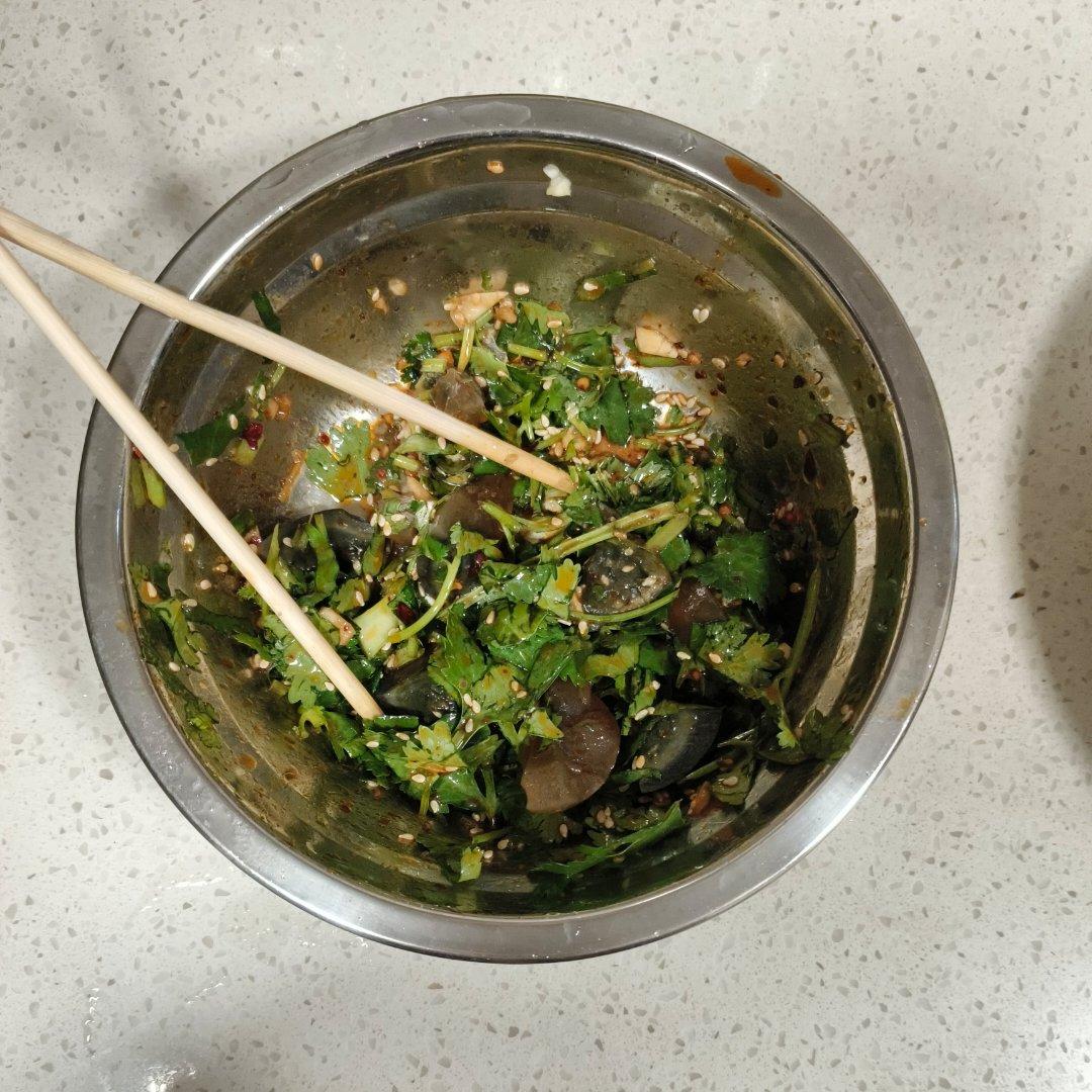 ㊙️火爆香菜拌皮蛋🔥香辣开胃又下饭～
