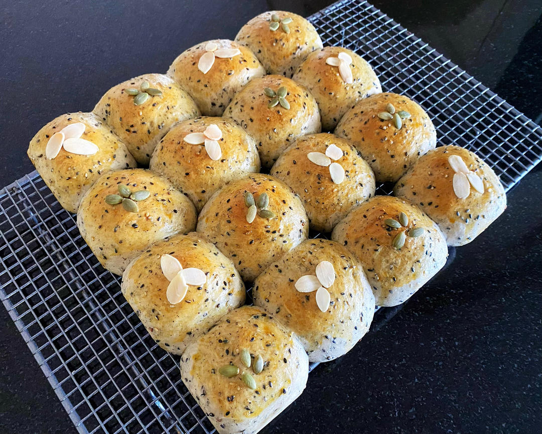 黑芝麻全麦小餐包