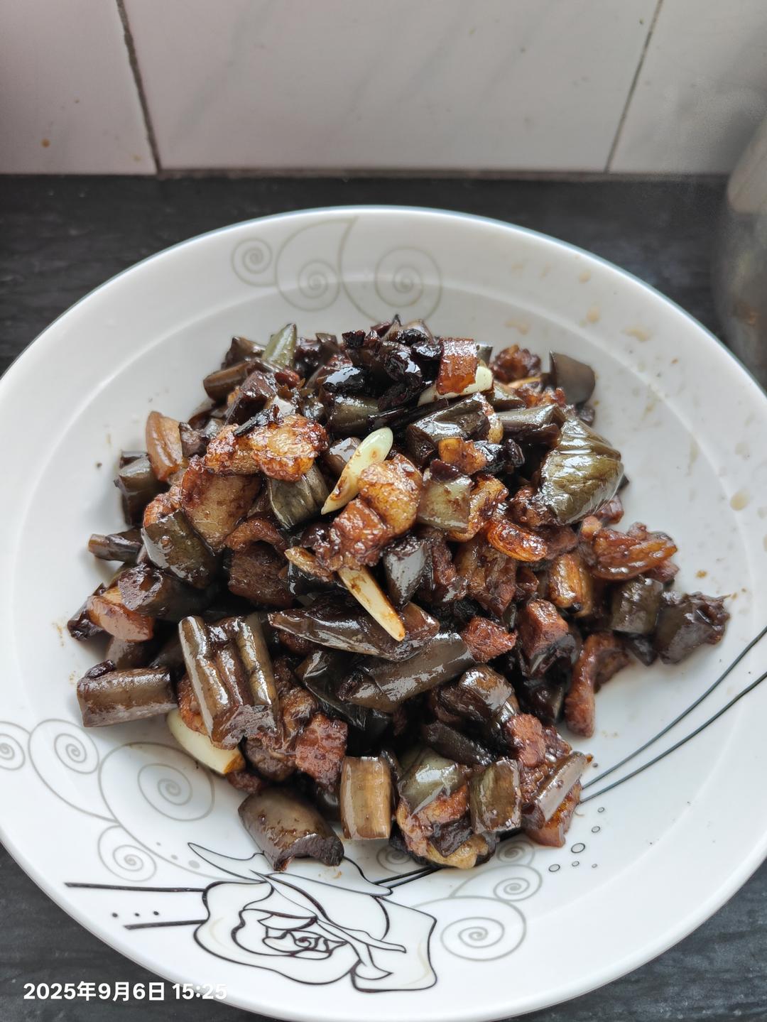 超级无敌好吃茄子炒肉丁，研究了尝试了很多次才发现最最最成功的做法哦，想吃的朋友们赶紧试一试吧！