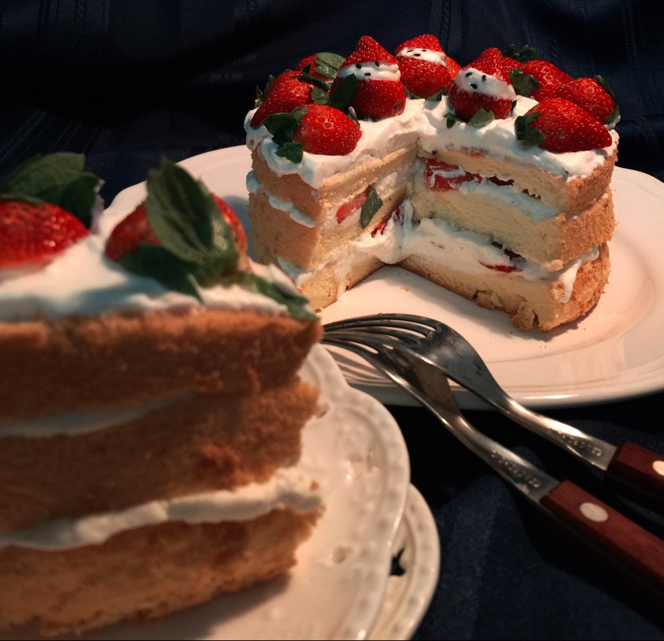 时下流行的鲜奶油戚风裸蛋糕