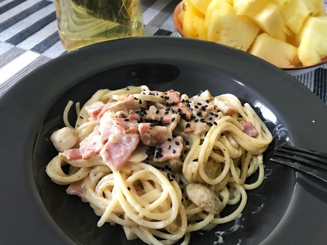 白蘑菇奶油培根意面