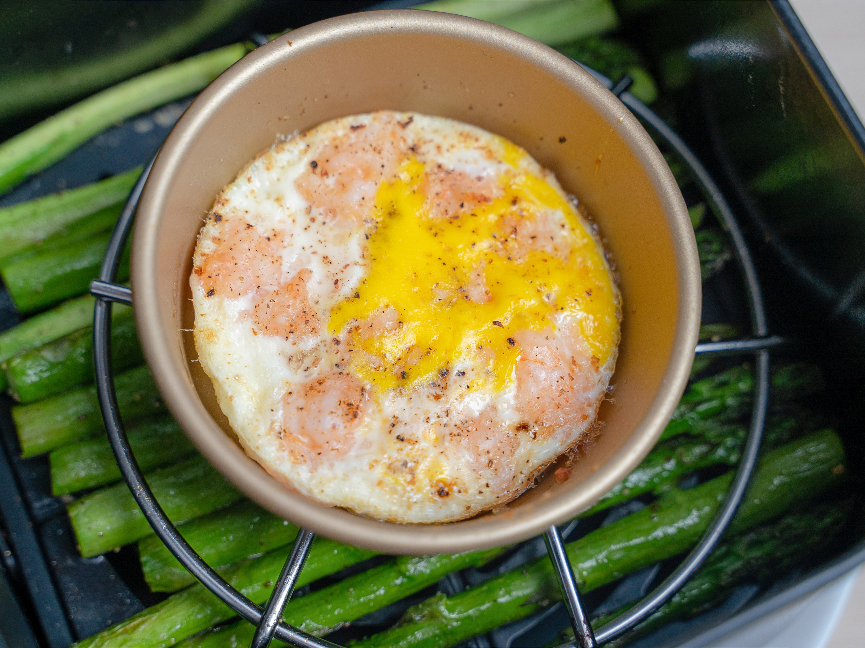 【空气炸锅】5分钟早餐一锅出！虾滑炸蛋+烤芦笋