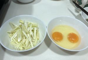 韭黄炒蛋的做法 步骤1