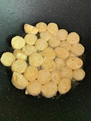 金针菇玉子豆腐炖茄汁虾的做法 步骤2